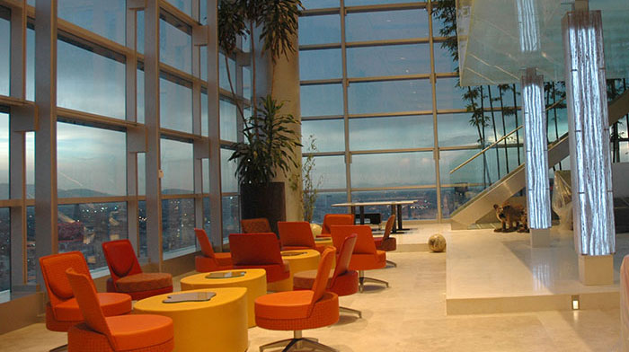 Área de descanso de la torre HSBC alumbrada con iluminación Philips