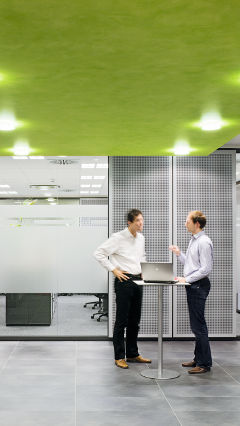 Puntos de reunión en las oficinas de Audi (Alemania) alumbradas con soluciones de iluminación para oficinas de Philips  