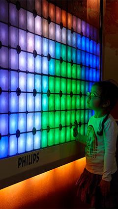 Un niño con el Lienzo luminoso Imagination de Philips Lighting