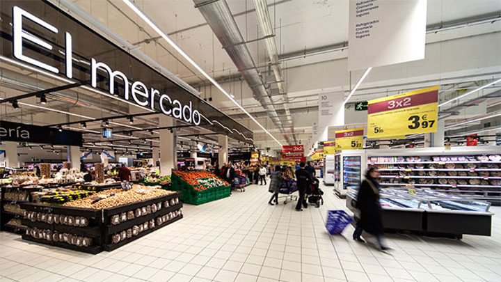 El supermercado Carrefour Santiago iluminado con una combinación de tecnología LED y controles de iluminación inteligentes