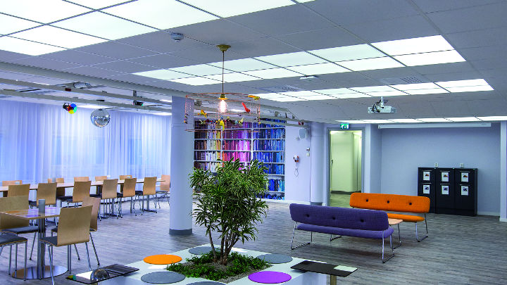 Una atmósfera mejorada en la zona de reuniones de la oficina de E.ON, Suecia, iluminada mediante Soundlight Comfort de Philips