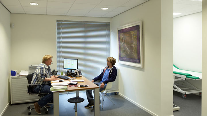 La sala de consulta del Centro de salud Lindehof iluminada por Philips Lighting