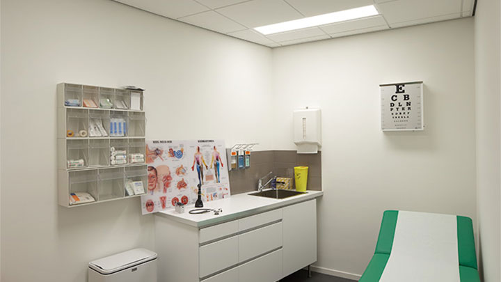 Iluminación LED de eficiencia energética de Philips en la sala de reconocimiento del Centro de salud Lindehof