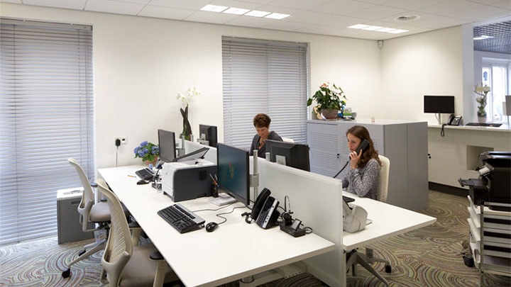 La oficina del Centro de salud Lindehof iluminada por Philips