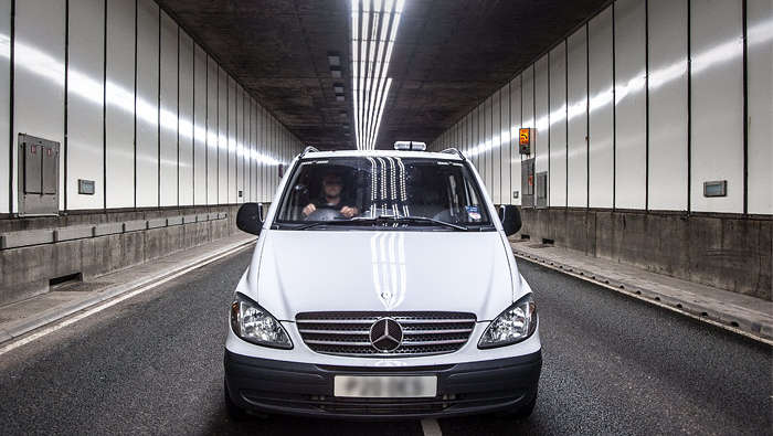 Coche pasando por el túnel Meir 