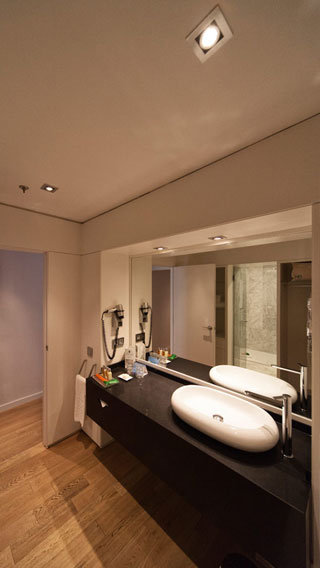 El baño de NH Hoteles Eurobuilding iluminado mediante las soluciones de iluminación para hostelería de Philips