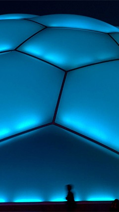  La pared exterior de la cúpula de la Plaza del Milenio está revestida de luces eW Graze Powercore.