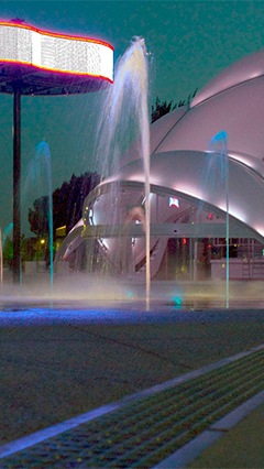 En la Plaza del Milenio, la iluminación decorativa LED de Philips ha creado asombrosos escenarios de luz que interactúan entre sí