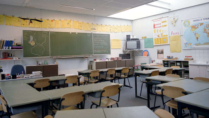 Aula de una escuela primaria iluminada con soluciones de ahorro de energía de Philips