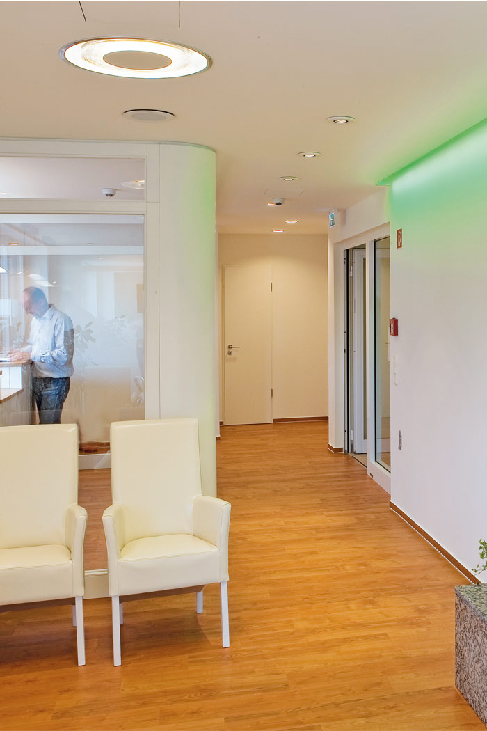 Recepción del Centro de Operaciones Sur iluminada por Philips Lighting