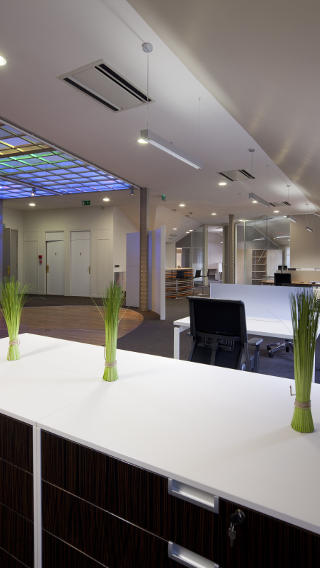 La sala de exposiciones de Haworth iluminada con soluciones para oficinas de Philips Lighting 