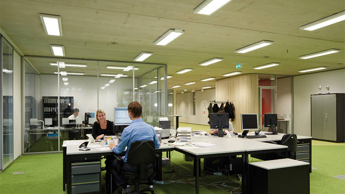 La iluminación comercial de Philips ilumina esta oficina en Venco Campus