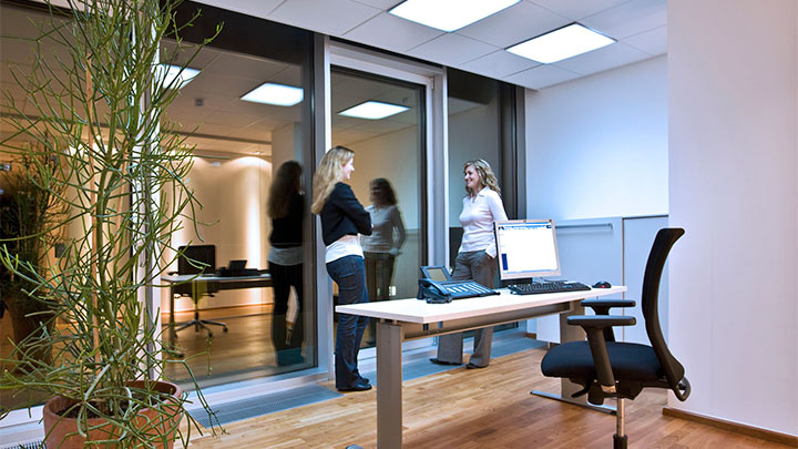 Espacio de oficina de DivoCare iluminado con soluciones para el sector sanitario de Philips Lighting 