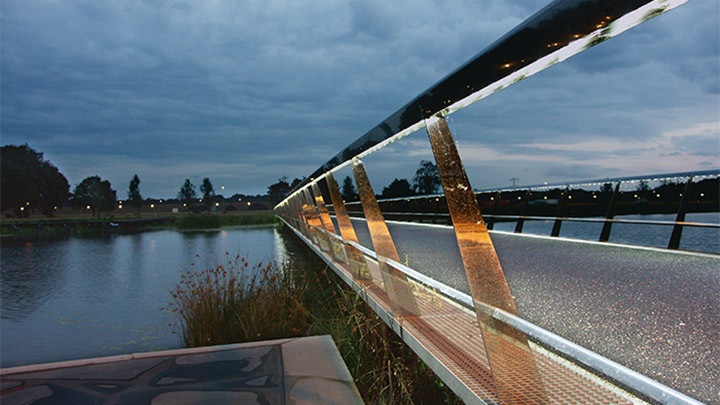 El puente de High Tech Campus empieza a iluminarse al caer el sol 