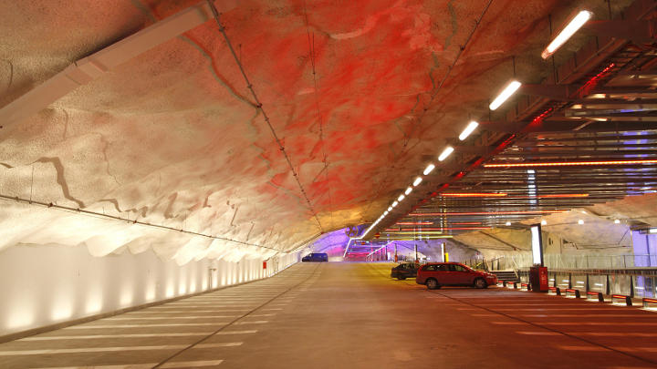 Las luces de diferentes colores del garaje P-Hämppi ayudan a los conductores a recordar dónde aparcaron el coche