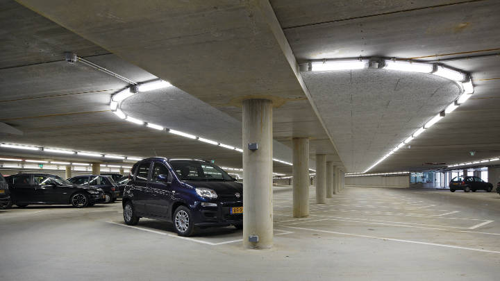 Garaje y su mostrador de información alumbrados con Philips Lighting 