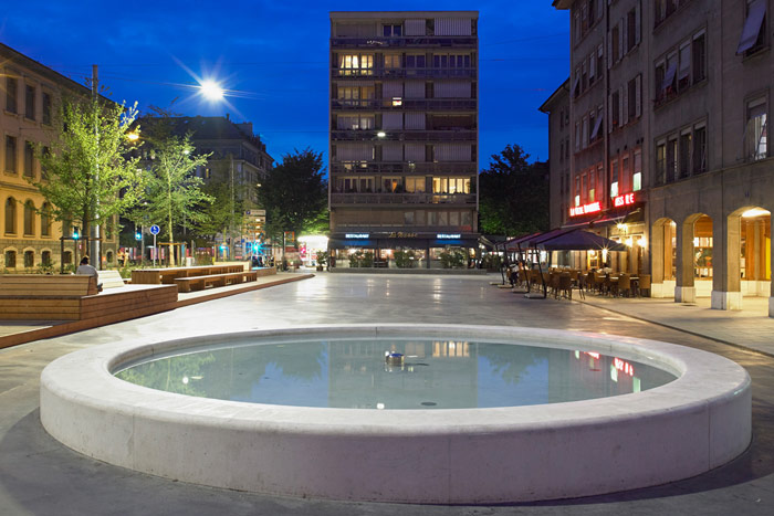Plaza agradablemente iluminada en Ginebra (Suiza) con alumbrado urbano Philips 