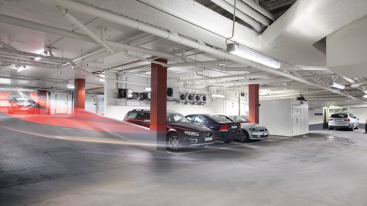 GreenParking de Philips Lighting: optimiza la iluminación de aparcamientos para los vehículos mediante la detección de presencia y la regulación zonal.