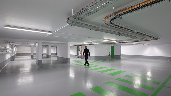 GreenParking de Philips Lighting: optimiza la iluminación de aparcamientos para los peatones mediante la detección de presencia y la regulación zonal.