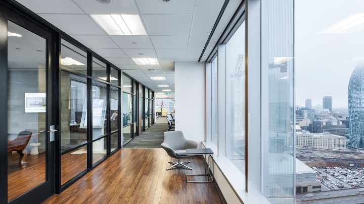 La iluminación conectada de Philips Lighting (InterAct Office) te puede ayudar a crear un sistema de oficina inteligente.
