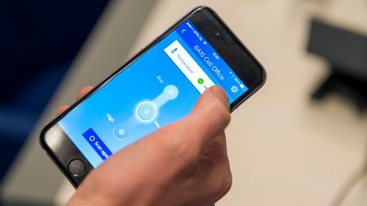 La iluminación conectada de Philips Lighting (InterAct Office) permite orientarse con el teléfono móvil y configurar datos personalizados en el lugar de trabajo.