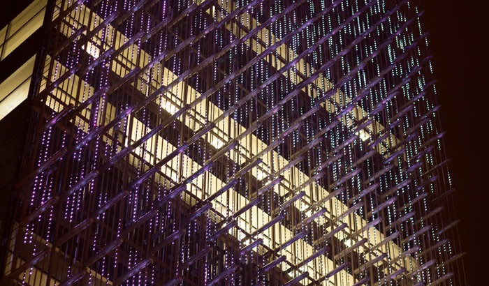 Edificio iluminado de la sede central en Lima del Banco del Crédito de Perú