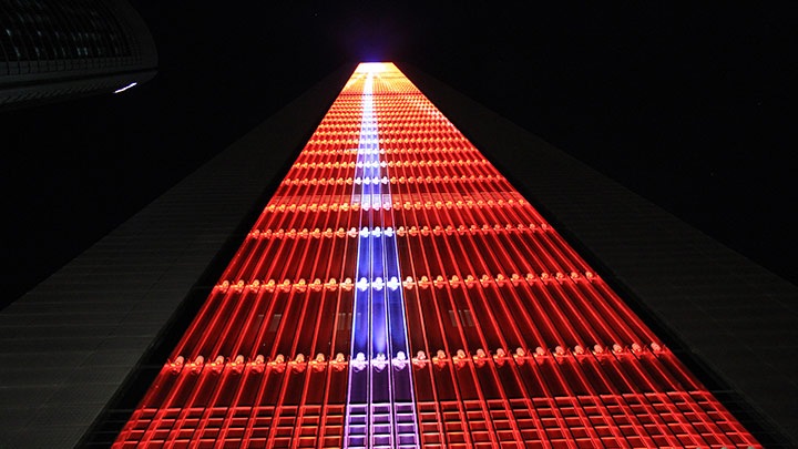 Torre CEPSA de Madrid iluminada