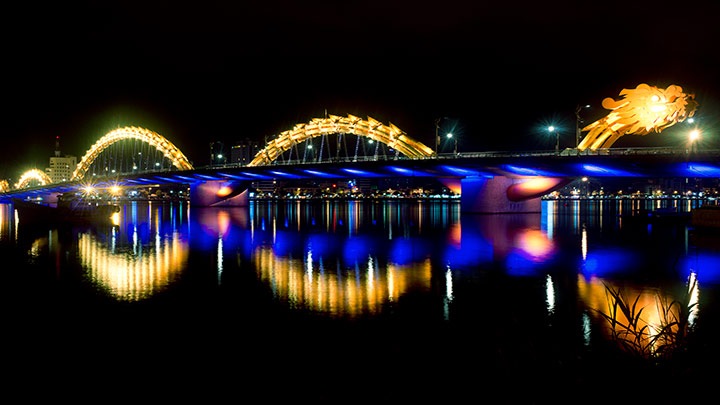 Iluminación que hace cobrar vida al puente del Dragón