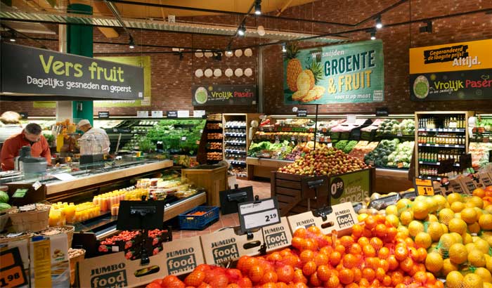 Sección repleta de frutas y verduras en un supermercado holandés de la cadena Jumbo Foodmarkt