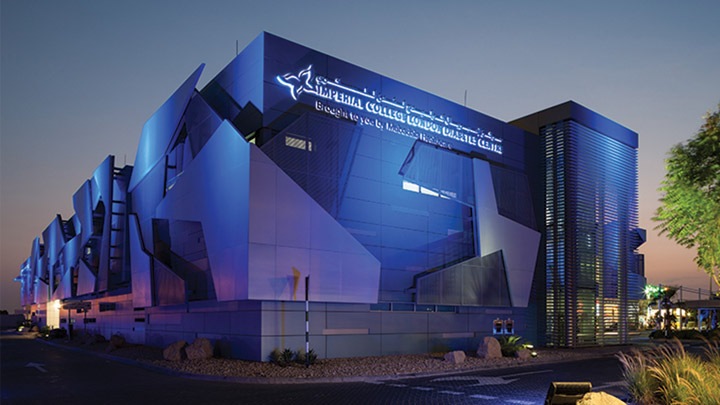 Atractiva fachada con iluminación intensa de un hospital por la noche - iluminación de fachadas de hospitales