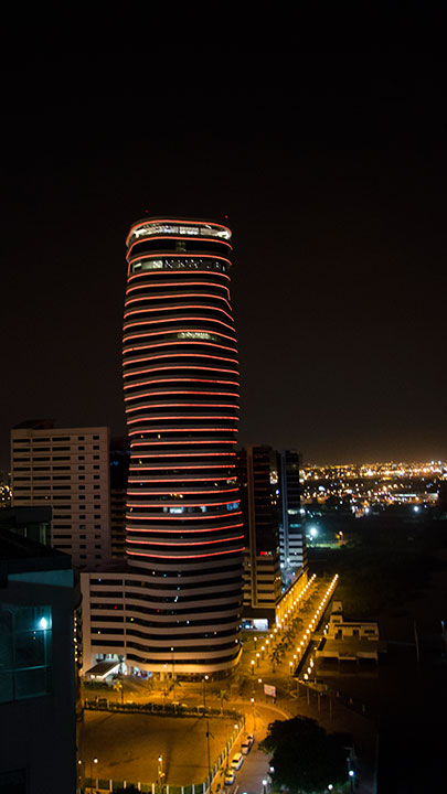 En el día del cáncer de mama, el edi cio fue completamente iluminado de color rosa y en otras fechas conmemorativas de las empresas que lo habitan, lo utilizan para su comunicación y publicidad.