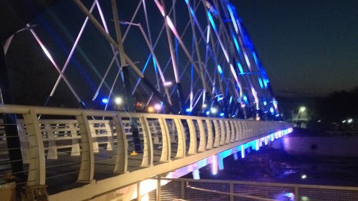 El tablero suspendido a través de una red de cables inclinados forma un nuevo hito urbano que jerarquiza la costanera de Villa María, facilitando el ordenamiento vehicular y peatonal.