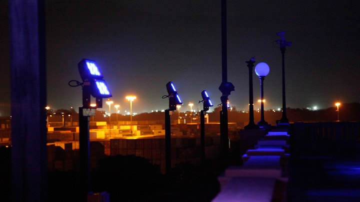 Iluminación LED cambia la fachada del Edificio de la Administración del Canal de Panamá, logrando un llamativo y dinámico diseño totalmente controlable.