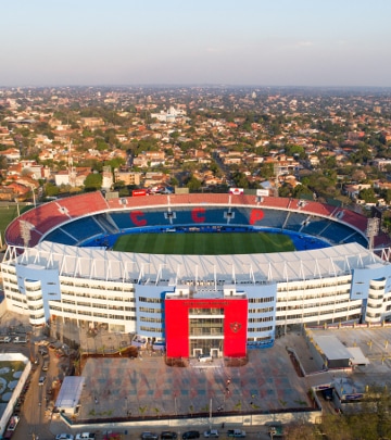 En las instalaciones deportivas resulta vital una iluminación correcta. Los jugadores requieren de una visibilidad clara en el campo para rendir al máximo