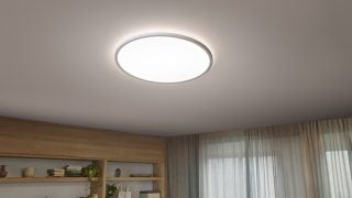 Las lámparas de filamento LED de inspiración vintage colgadas como luces colgantes crean un ambiente cálido en una acogedora zona de comedor, mostrando soluciones de iluminación doméstica eficientes energéticamente y con estilo